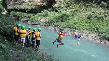 Jalan-Jalan ke Green Canyon, Pangandaran, dan Batu Karas dengan 800 Ribuan