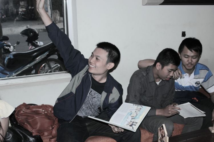 Getir-Manis Hidup Jadi Orang Ngapak di Perantauan 87 Yang berdua dipojokan ceritanya lagi curhatan