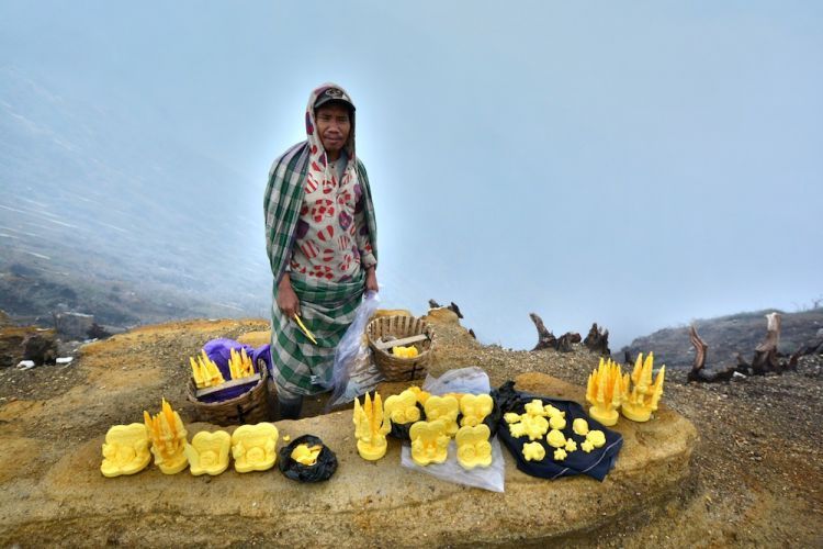Penjual souvenir dari belerang