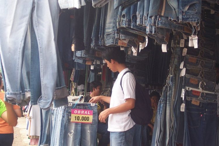 Jeans pun diobral dengan murah di sini