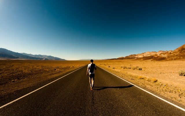 7 Perbedaan Gaya Liburan Antara Turis Indonesia dan Turis Bule. Banyak Juga ya Bedanya!