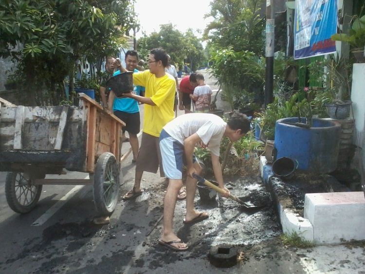 Kegiatan rutin bareng anak=anak kostan, kerja bakti..