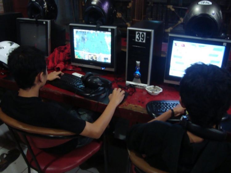 warnet favorit anak UNS