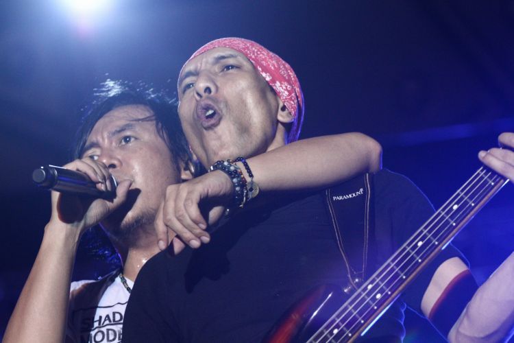 Kita butuh lagu cinta yang tak perlu bertebar kata cinta