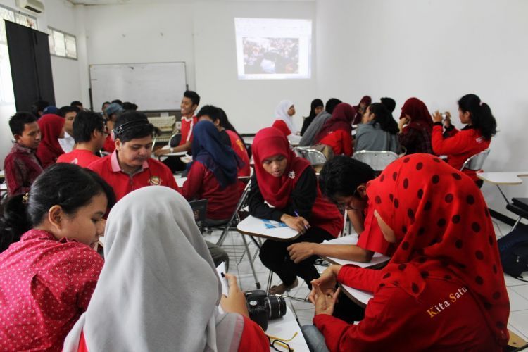 Banyak diskusi, kamu nggak belajar sendiri