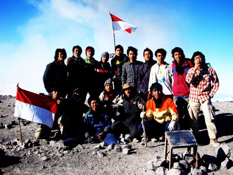 Tak adil jika hanya Semeru yang dibuatkan lagu. Rinjani dan Tambora masih menanti