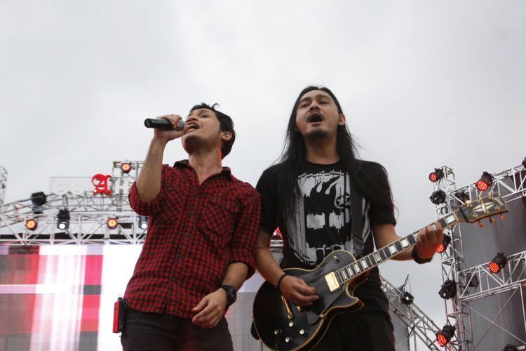 Andra and The Backbone VS Dewa 19? Jauuuh!