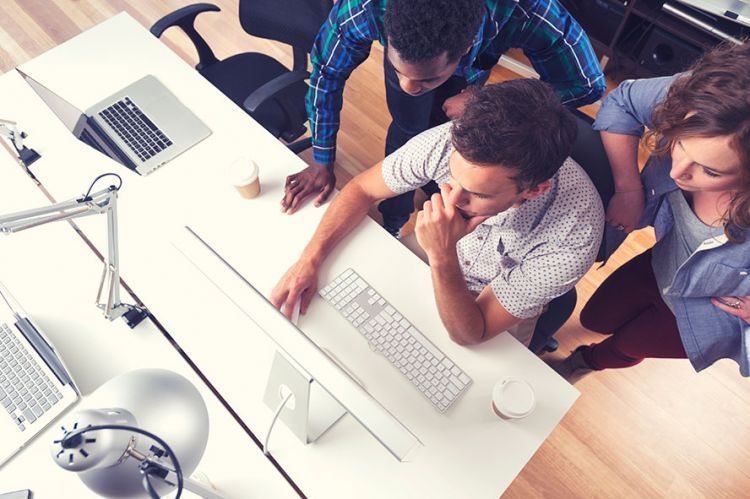 Hubungan yang baik dengan teman kantor