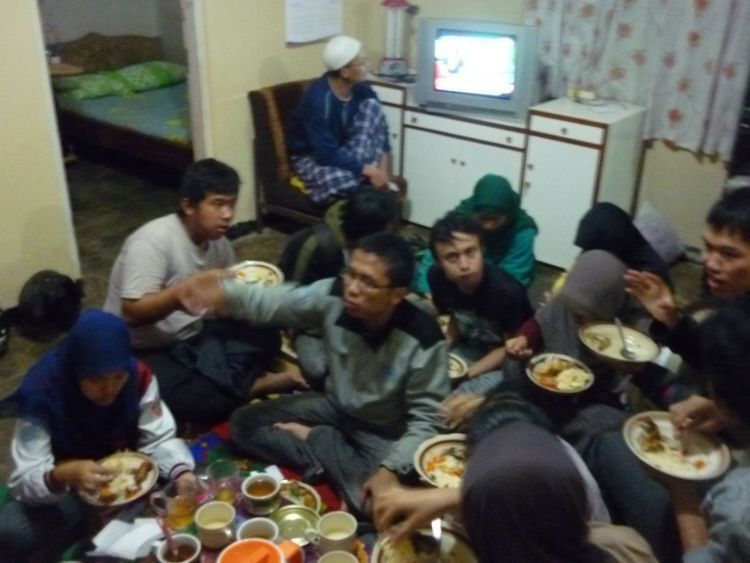 Makan berjamaah...