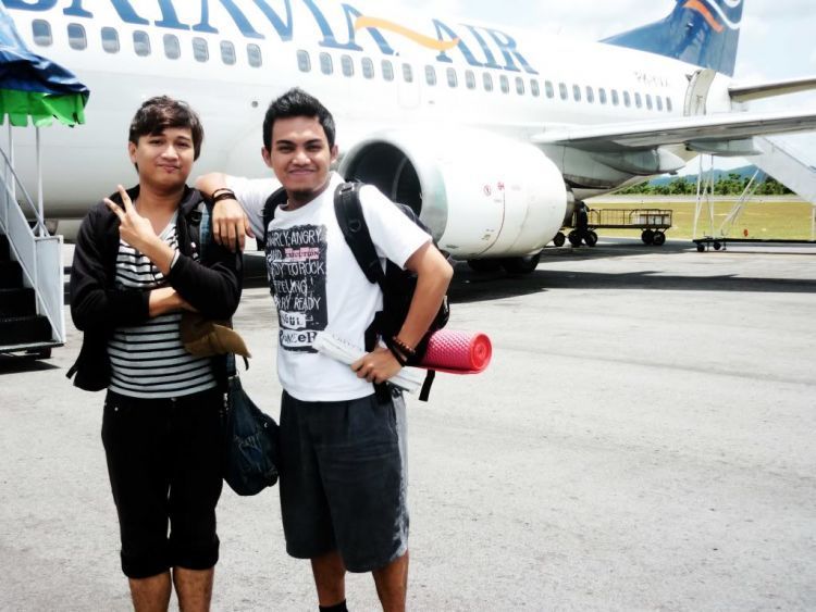 Sesampainya di Bandara bergegaslah cari mobil sewaan, jangan terlalu asyik foto-foto!