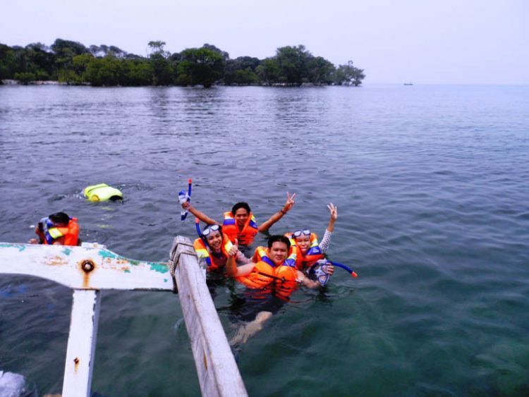 Mereka yang gak bisa berenang pun bisa snorkeling