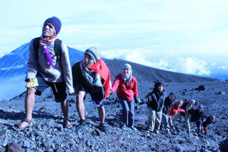Sampai ke puncak sama-sama.
