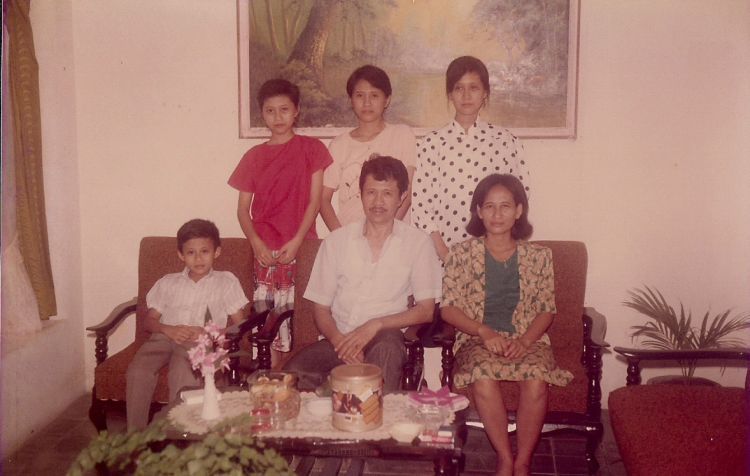 Sesibuk apapun Papa-Mama, kepentinganku selalu didahului