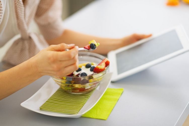 Mindful Eating: Makan Dengan Penghayatan dan Kenikmatan Demi Menurunkan Berat Badan 15 Makan terdistraksi