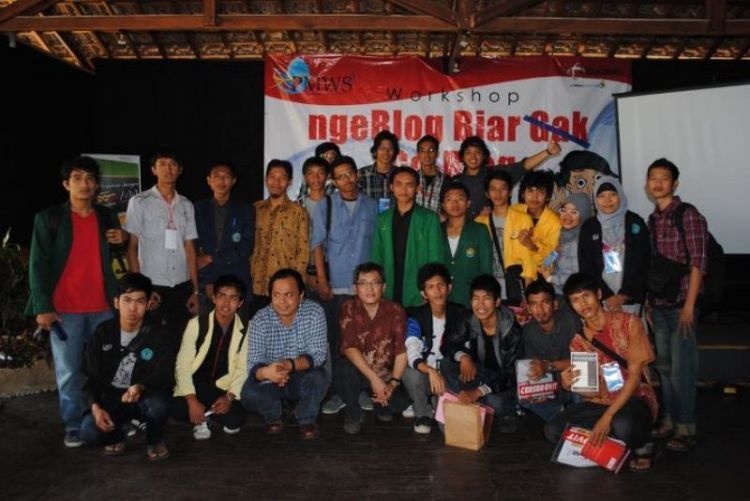 Banyak teman dari berbagai jurusan dan kampus