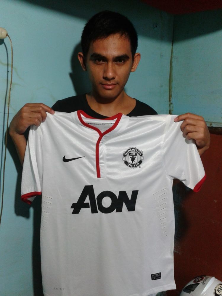 Jersey tim kesayangan bisa membuatnya kegirangan