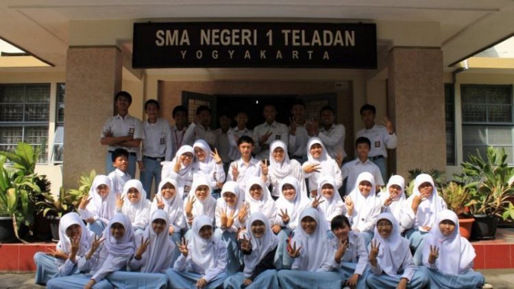 Untuk Kenanganku di Masa Putih Abu-Abu, yang Kini Bersenyawa Dengan Rindu