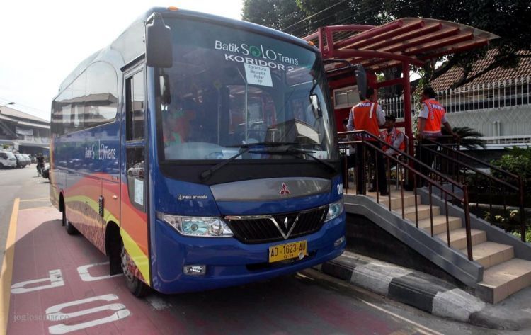 Ini nih yang namanya batik Solo Trans