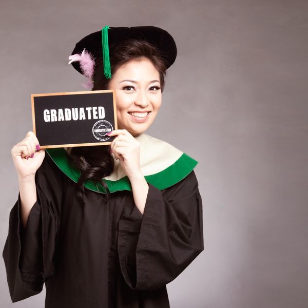 Jangan terlalu pusing. Toga sarjana sudah cukup untuk membuatmu bangga :)