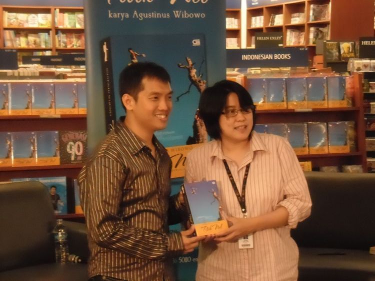 Agustinus dengan buku ketiganya, Titik Nol