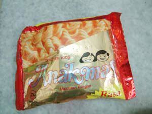 14 Ragam Jajanan Jadul yang Akan Membawamu Kembali ke Manisnya Masa Kanak-kanak Dulu 38 Si pelopor mie kering langsung makan