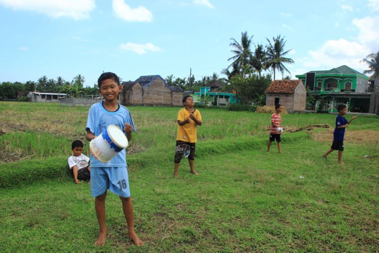 panas-panasan maen di sawah