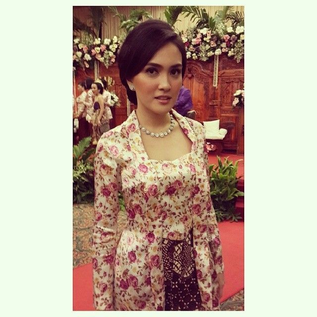 Kebaya kutu baru klasik