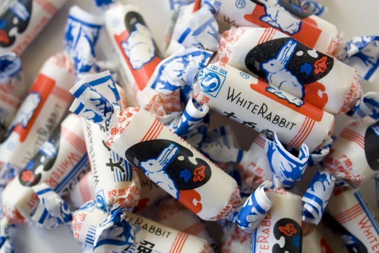 14 Ragam Jajanan Jadul yang Akan Membawamu Kembali ke Manisnya Masa Kanak-kanak Dulu 36 Permen putih manis