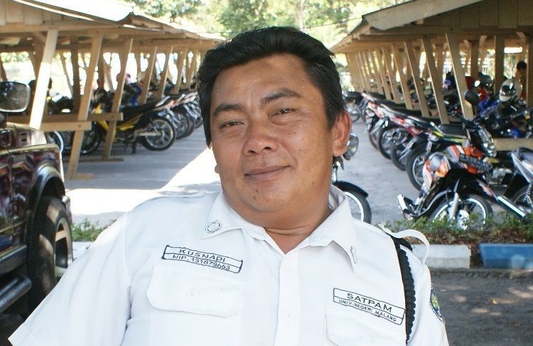 Satpam parkiran yang kadang jadi teman curhatmu