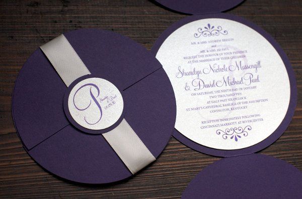 Kartu undangan berbentuk CD