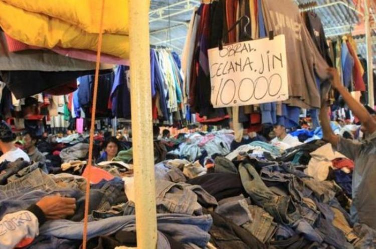 Suasana kios pakaian bekas awul-awul