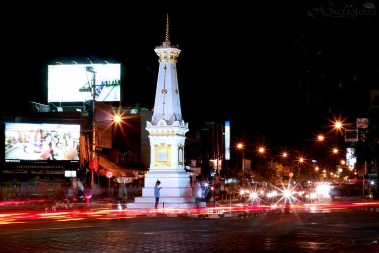 Tugu Jogja di malam hari