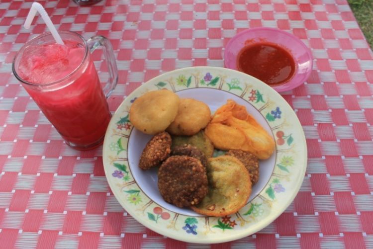 Kernas, cuco ubi, dan aneka gorengan ala Natuna (dok. pribadi)