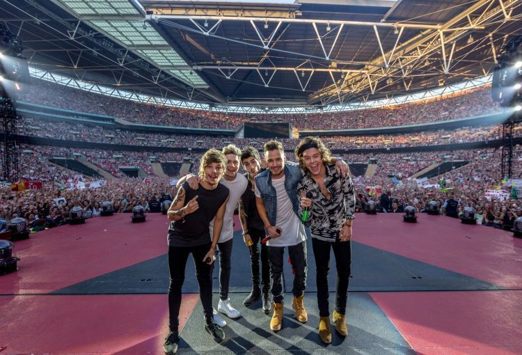 One Direction juga sering kok manggung di stadion