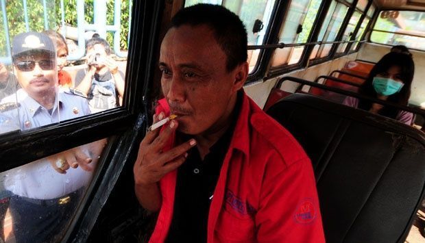 penumpang: mas, rokokmu membunuhku