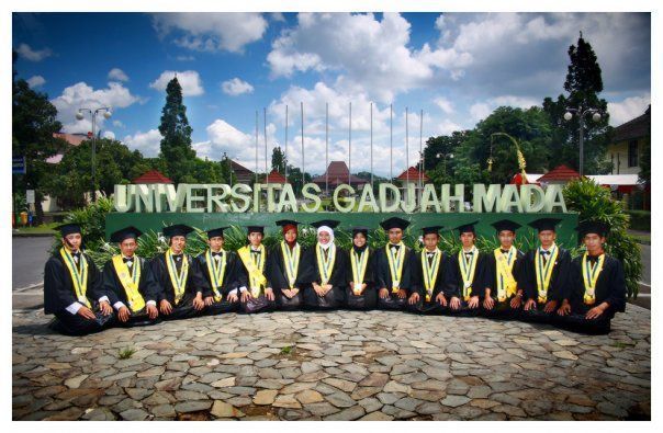 Foto di depan plang nama universitas
