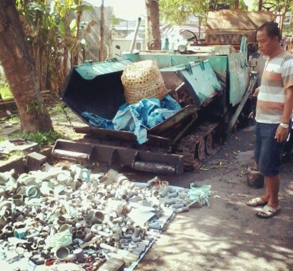 Lapak paralon dan buldoser yang nampak ditinggal penjualnya (dok. pribadi)