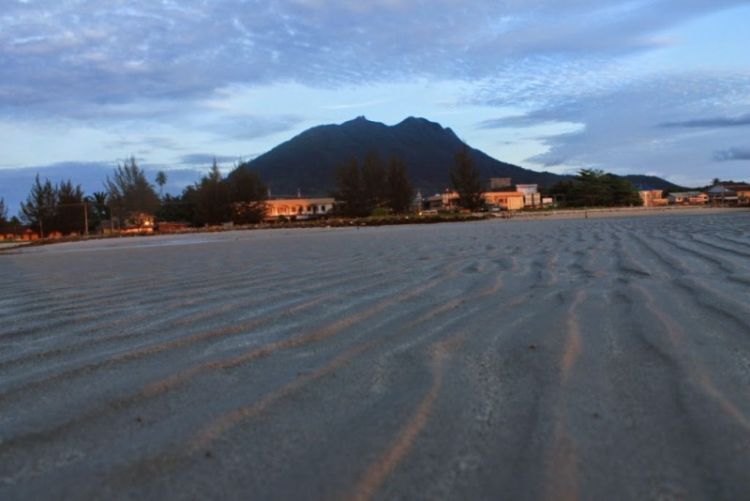 Gunung Ranai dari Pantai Kencana