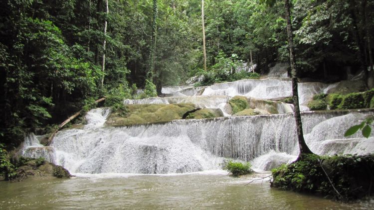 Tempat pemandian bidadari di air terjun Moramo