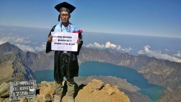 Foto wisuda di atas puncak gunung