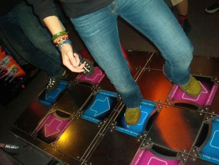 Main Dance Dance Revolution supaya punya koordinasi yang baik dengan teman atau pacar. Via 
