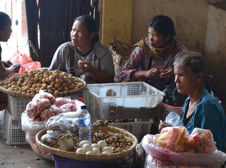 Penjual kacang di pesta