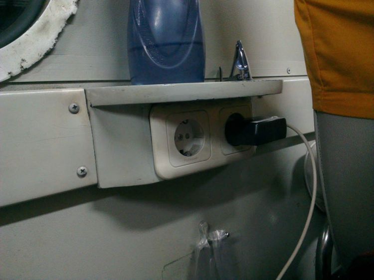 Kamu bisa ngecas gadget sampai puas