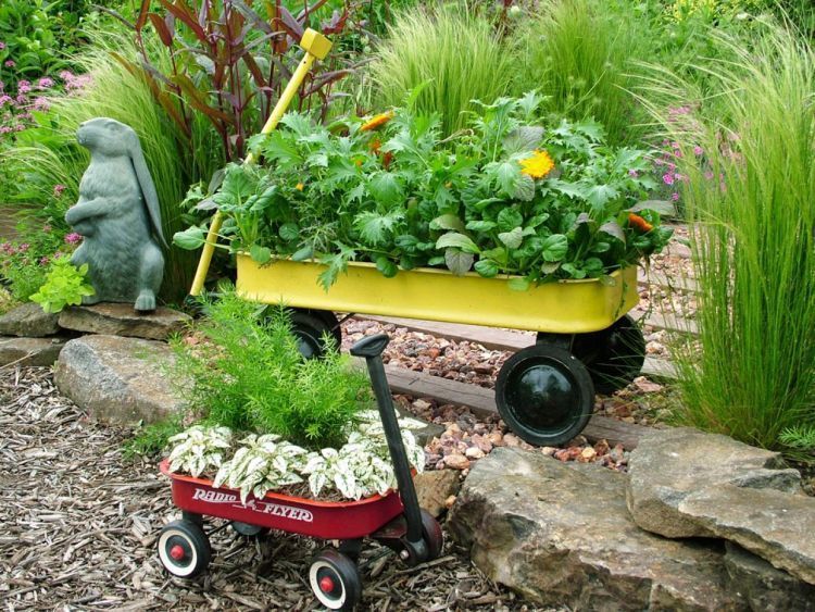 Gunakan mainan bekasmu untuk berkebun