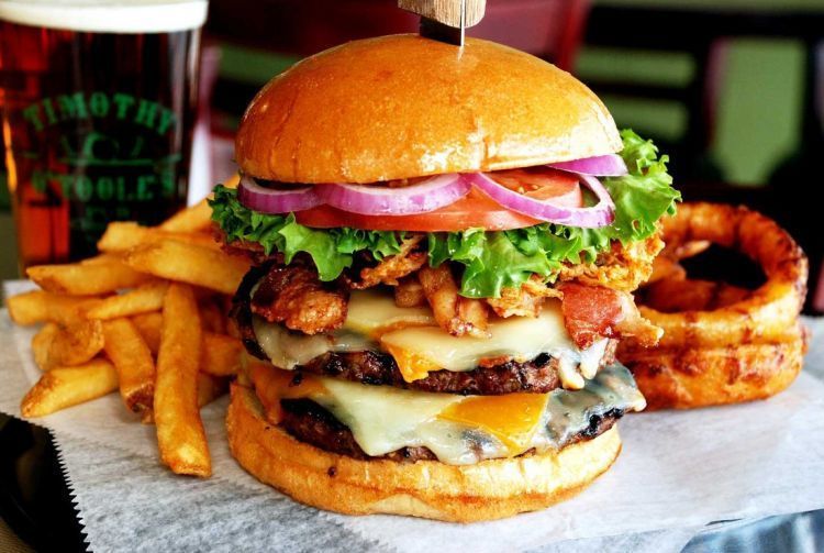 Burger dan kentang goreng