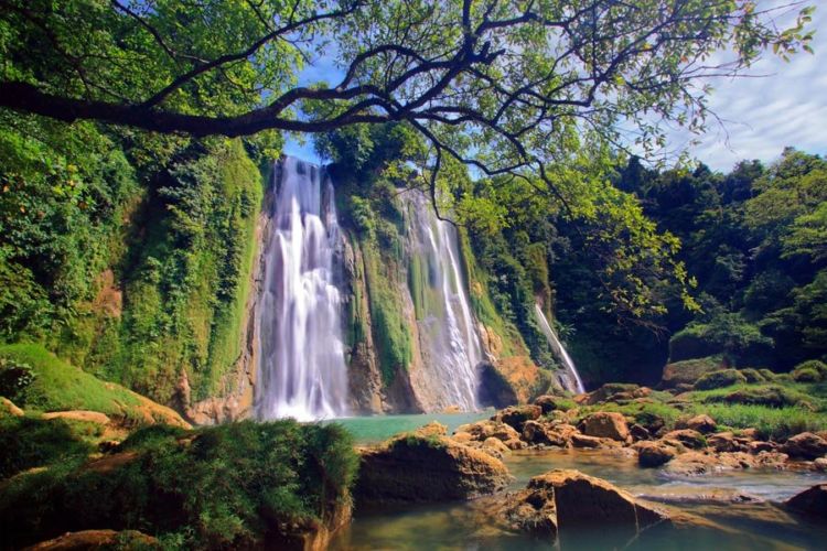 Curug cikaso di pedalaman hutan Sukabumi