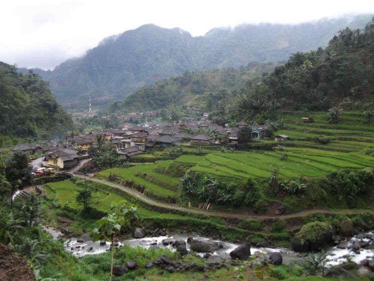 Desaku tenang banget, jauh dari macet.