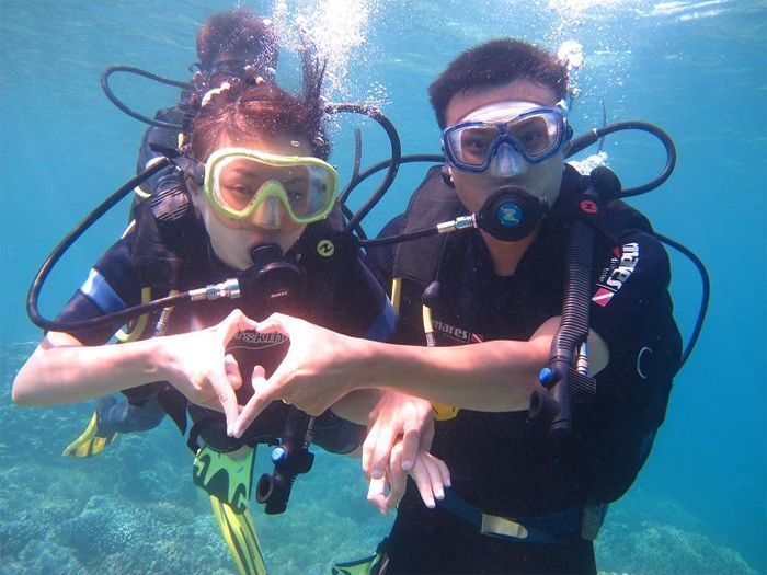 Mengisi honeymoon dengan diving bersama