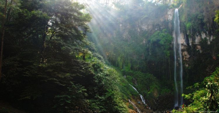 Grojogan sewu di lereng gunung Lawu