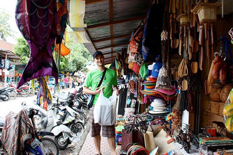 Lakukan Trik Ini Agar Liburanmu Terbebas dari Jeratan Para Fakir Oleh-Oleh